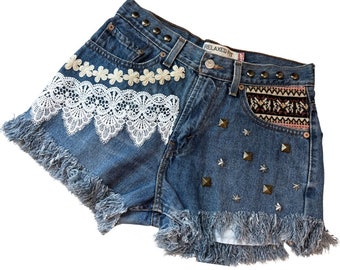 Spitzen-Patchwork-Jeans, besetzte blaue Denim-Jeans, Shorts mit rosa Saum, überarbeitete Taille, 30 Vintage Hippie