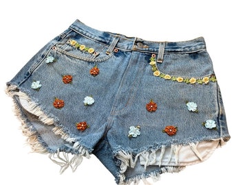 Décoration florale Jeans style hippie Jean bleu denim short taille retravaillée 29 hippie vintage