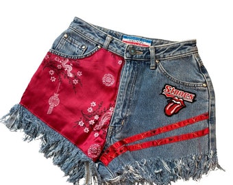 Short en jean en denim vieilli avec patchwork chinois à fleurs rouges retravaillé taille 25 Edwin vintage