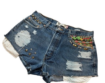 Beau jean en patchwork à clous style hippie, jean en denim bleu, short retravaillé, taille 34 hippie vintage