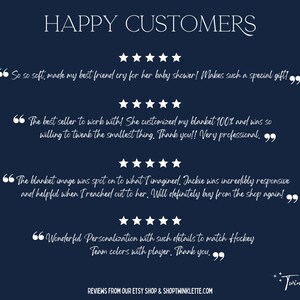 Puede incluir: Un gr&aacute;fico azul oscuro con el texto HAPPY CUSTOMERS en la parte superior, seguido de cuatro valoraciones de cinco estrellas y rese&ntilde;as de clientes. El texto incluye testimonios sobre una manta suave, personalizaci&oacute;n y colores de equipo de hockey. Twinklette al pie.