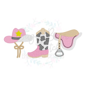 Peut inclure: Un ensemble d'accessoires de cow-girl rose et marron comprenant un chapeau avec une étoile jaune, une botte à imprimé vache noir et blanc et une selle.