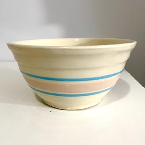 Pode incluir: Um conjunto de três canecas de cerâmica com acabamento salpicado e fosco. As canecas são em tons de creme, cinza claro e cinza escuro. Cada caneca tem um design simples e minimalista, perfeito para café ou chá.