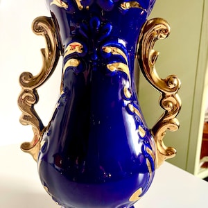 Jarrón vintage azul cobalto ornamentado: detalles en oro de 24 quilates, hecho en Italia