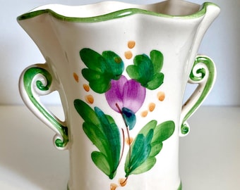 Vintage handgeschilderde vaas met handgrepen Italië gemaakt voor FTD 5,5" keramische paarse bloemen