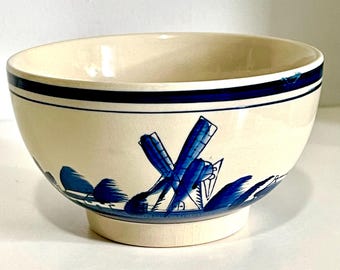 Vintage handgeschilderde keramische kom in Delftse stijl met molen en zeilboot
