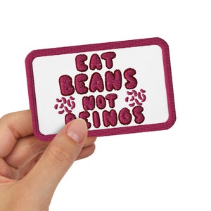 Broderad vegansk lapp med texten "Ät bönor, inte varelser" - sy på eller stryk på