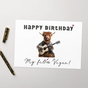 Highland Cow Playing Guitar Happy Birthday To My Fellow Vegan Card - Carte d’anniversaire végétalienne drôle - Carte d’anniversaire des meilleurs amis - Carte végétarienne