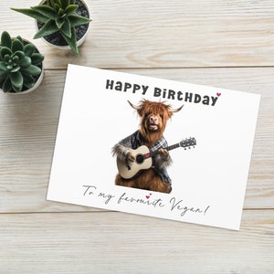 Highland Cow jouant de la guitare Joyeux anniversaire à ma carte végétalienne préférée - Carte d’anniversaire végétalienne drôle - Carte végétalienne préférée - Carte végétarienne