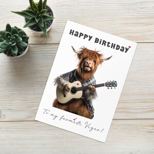Happy Birthday My Favorite Vegan - Highland Cow Playing Guitar Card - Funny Vegan Birthday Card - Vegetarische kaart - Animal Lover Card