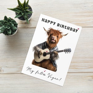Gelukkige verjaardag mijn collega Vegan - Highland Cow gitaar spelen Card - grappige Vegan verjaardagskaart - vegetarische kaart - Animal Lover Card