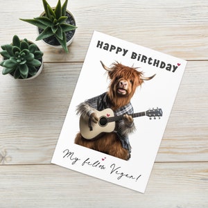 Vache des Highlands jouant de la guitare Happy Birthday To My Fellow Vegan Card - Carte d'anniversaire végétalienne drôle - Carte d'anniversaire meilleurs amis - Carte végétarienne