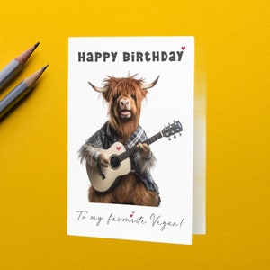 Highland Cow jouant de la guitare Joyeux anniversaire à ma carte végétalienne préférée - Carte d’anniversaire végétalienne drôle - Carte végétalienne préférée - Carte végétarienne