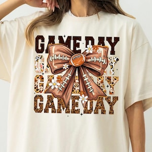 Camisa de futebol Coquette, Laço de futebol PNG, Camisa de futebol Coquette, Dia de jogo, Mãe de futebol retrô, Camiseta de mãe esportiva