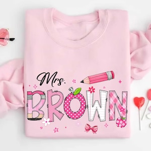 Benutzerdefinierte Lehrer Valentinstag Shirt, Lehrer Name Shirt, Lehrer Geschenke personalisiert, Lehrer Wertschätzung Geschenke, Geschenk für den Lehrer