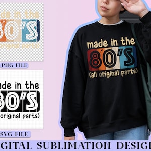 Może przedstawiać: Cyfrowy projekt sublimacji z tekstem "made in the 80's (all original parts)" w stylu retro z kolorystyką tęczy. Projekt dostępny jest w formatach PNG i SVG.