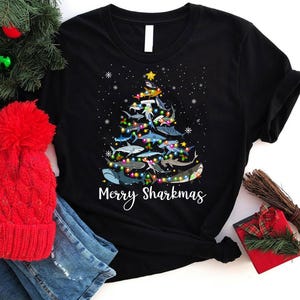 メリーシャークマス 面白いサメのクリスマスツリーシャツ、サメの魚のクリスマスライトツリーサンタサメのクリスマスシャツ