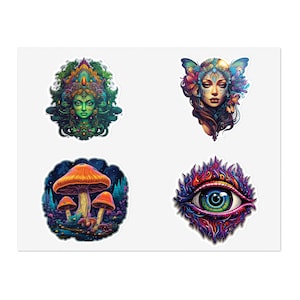 Puede incluir: Un conjunto de cuatro pegatinas psicodélicas que representan a una mujer de piel verde con una corona de hojas, una mujer con alas de mariposa y flores en el pelo, un grupo de setas en un bosque y un ojo grande con patrones en espiral.