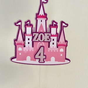 Topo de bolo personalizado em formato de castelo de princesa