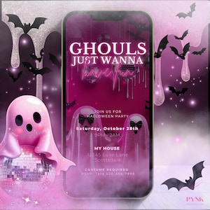 Może przedstawiać: Różowe cyfrowe zaproszenie na imprezę Halloween. Projekt zawiera tekst "Ghouls Just Wanna Have Fun", nietoperze, duchy i kule dyskotekowe. Zaproszenie zawiera datę, godzinę i miejsce wydarzenia.