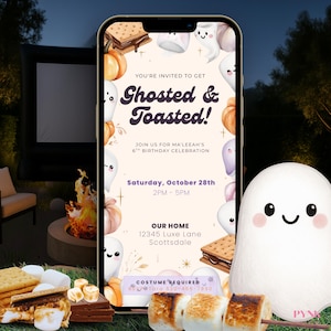 Könnte beinhalten: Ein Smartphone zeigt eine Halloween-Einladung mit dem Text "Ghosted & Toasted!". Das Design umfasst Kürbisse, Geister und S'mores. Ein gerösteter Marshmallow am Spieß befindet sich im Vordergrund.