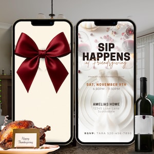 Op de afbeelding: Twee smartphones tonen Thanksgiving-uitnodigingen. Eén toont een bordeauxrode strik, de andere leest "Sip Happens at Friendsgiving" met evenementdetails. Een gebraden kalkoen en een fles wijn maken de feestelijke scène compleet.