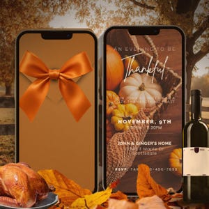 Op de afbeelding: Twee smartphones tonen Thanksgiving-uitnodigingen. Eén heeft een oranje strik, de andere een mand met pompoenen en de tekst: "Een avond om dankbaar te zijn." Een gebraden kalkoen en herfstbladeren staan op de voorgrond. Rechts staat een fles wijn.