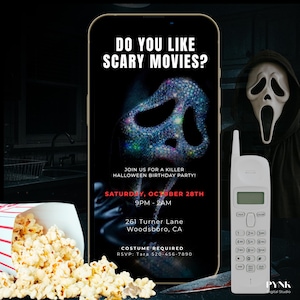 Op de afbeelding: Een smartphone toont een Halloween-verjaardagsfeestuitnodiging met de tekst "DO YOU LIKE SCARY MOVIES?". De uitnodiging bevat een Scream-maskergrafiek, datum, tijd, locatie en RSVP-informatie. Een popcornbakje, een Scream-masker en een retro telefoon staan ook in de afbeelding.