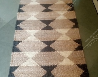 Tapete de cânhamo feito à mão: decoração boho off-white e preta