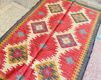 Ręcznie tkany dywanik Kilim Runner: mieszanka wełny i juty, tradycyjny indyjski wzór