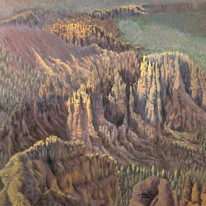 Puede incluir: Pintura al óleo de un paisaje de cañón con imponentes formaciones rocosas y vegetación verde. La obra de arte presenta tonos cálidos de marrón, naranja y amarillo, con sombras que añaden profundidad. La escena está iluminada por la luz solar, creando un efecto dramático.