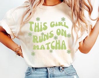 Esta chica corre con camisa Matcha Camisa Matcha Regalo Matcha Amantes de Matcha Regalo amante de Matcha Camisa de té verde Camisa Kawaii