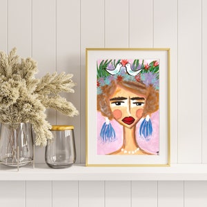 Op de afbeelding: Een schilderij van een vrouw met een bloemenkrans en twee witte vogels die erop zitten. Ze draagt ​​blauwe oorbellen en een parelketting. De achtergrond is lichtroze.