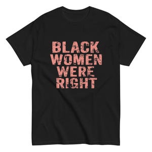 Può includere: Maglietta nera con il testo "BLACK WOMEN WERE RIGHT" in rosa.