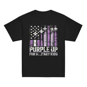 Può includere: Maglietta nera con un design Purple Up for Military Kids. Il design presenta una bandiera americana usurata con strisce viola e aerei da combattimento.