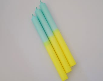 Könnte beinhalten: Drei Ombre-Kerzen mit einem hellblauen Oberteil und einem gelben Unterteil.