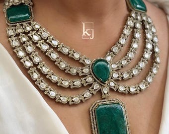 Conjunto de collar de lujo victoriano de moissanita verde esmeralda Kundan en capas – Joyería nupcial inspirada en Sabyasachi
