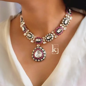 Conjunto de collar gargantilla Kundan Polki – Joyería nupcial chapada en oro con circonitas cúbicas hidrografiadas de rubí y esmeralda