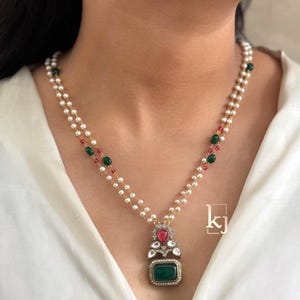 Kundan Emerald Polki Anhänger Halskette: Sabyasachi inspiriert, Perlenset