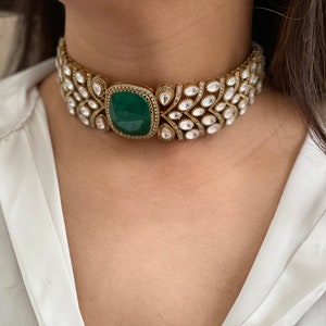 Collier ras de cou victorien Sabyasachi or émeraude bijoux indiens Sabyasachi Collier ras de cou indien émeraude punjabi bijoux Bollywood Doublet