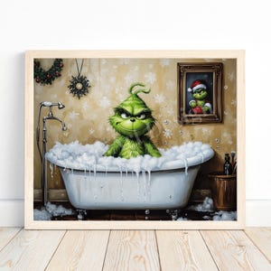 Pode incluir: Um personagem verde do Grinch est&aacute; tomando banho em uma banheira branca com bolhas. O Grinch tem uma express&atilde;o travessa e est&aacute; sentado na banheira com os bra&ccedil;os cruzados. A banheira est&aacute; em um banheiro com uma parede de azulejos verdes e marrons. H&aacute; uma pequena moldura na parede com um personagem de Grinch menor dentro.