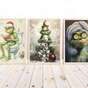 Pode incluir: Tr&ecirc;s ilustra&ccedil;&otilde;es emolduradas do Grinch, um personagem verde e peludo com tema natalino. A primeira imagem mostra o Grinch sentado em um vaso sanit&aacute;rio, lendo um livro. A segunda imagem mostra o Grinch em p&eacute; em uma pilha de rolos de papel higi&ecirc;nico, usando um chap&eacute;u de Papai Noel. A terceira imagem mostra o Grinch com um pepino em cada olho, usando uma toalha azul na cabe&ccedil;a.