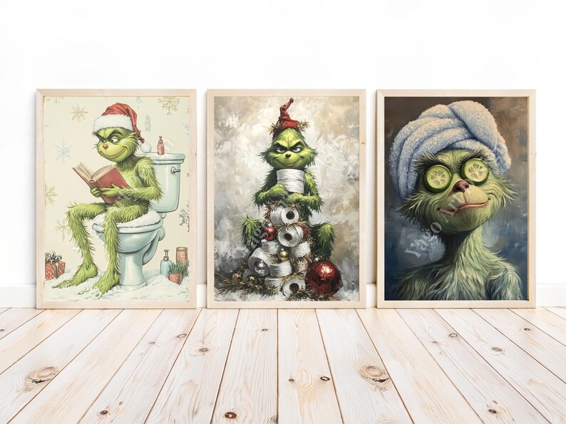 Pode incluir: Tr&ecirc;s ilustra&ccedil;&otilde;es emolduradas do Grinch, um personagem verde e peludo com tema natalino. A primeira imagem mostra o Grinch sentado em um vaso sanit&aacute;rio, lendo um livro. A segunda imagem mostra o Grinch em p&eacute; em uma pilha de rolos de papel higi&ecirc;nico, usando um chap&eacute;u de Papai Noel. A terceira imagem mostra o Grinch com um pepino em cada olho, usando uma toalha azul na cabe&ccedil;a.