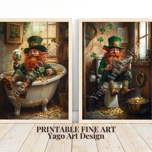Op de afbeelding: Twee illustraties van kabouters in een badkamer. Eén kabouter zit op het toilet en leest een krant, de andere ligt in een bad vol gouden munten en houdt een glas bier vast.