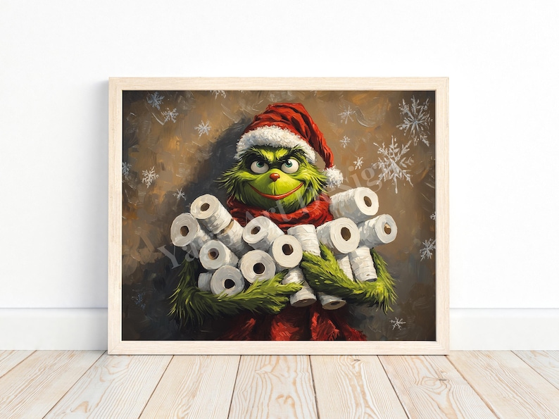 Pode incluir: Uma criatura verde e peluda usando um chap&eacute;u de Papai Noel vermelho segura uma pilha grande de rolos de papel higi&ecirc;nico branco. A criatura tem uma express&atilde;o travessa no rosto. O fundo &eacute; uma parede marrom com flocos de neve.