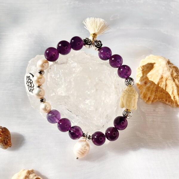 Buddha Armband //•ERLEUCHTUNG•// aus Amethyst Edelsteinperlen und Süßwasserperlen, mit Glücksbringern