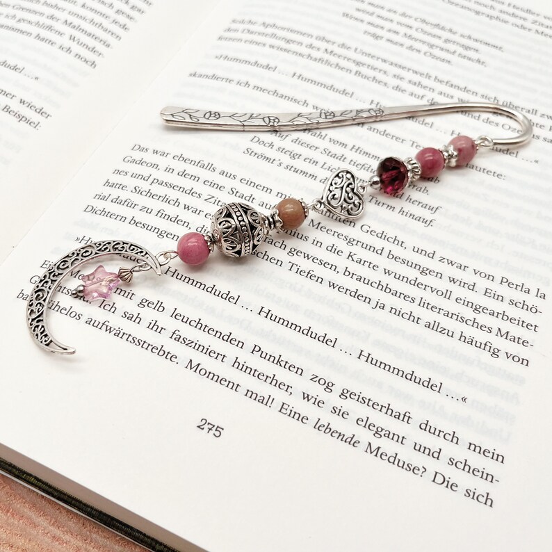 Rosa Halbmond Lesezeichen aus Metall und echten Edelstein Perlen, mit Herz und Mond als Anhänger, kleines Geschenk auch zum Muttertag Bild 4