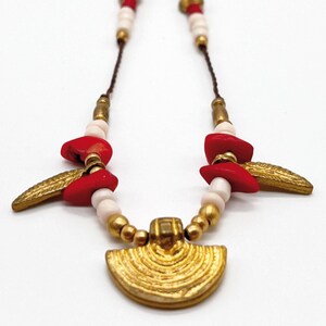 Delicata collana con pendenti in corallo e ottone, regolabile • Boho • Rosso, bianco, oro • Macramè • Hippie • Regalo • Festival • Bohémien