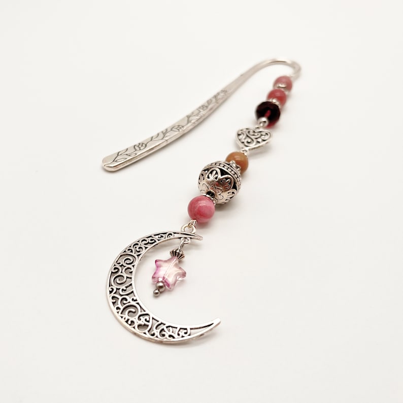 Rosa Halbmond Lesezeichen aus Metall und echten Edelstein Perlen, mit Herz und Mond als Anhänger, kleines Geschenk auch zum Muttertag Bild 2