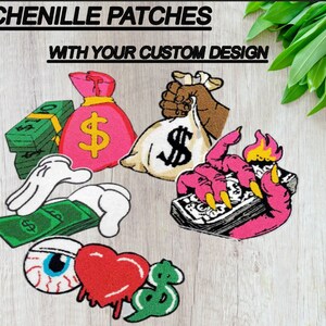 Peut inclure: Écussons en chenille avec des motifs personnalisés. L'image présente des écussons d'un sac d'argent rose avec un symbole dollar, une main tenant un sac d'argent et une main avec des griffes tenant de l'argent.